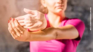 Mujer remera fucsia ejercitando manos